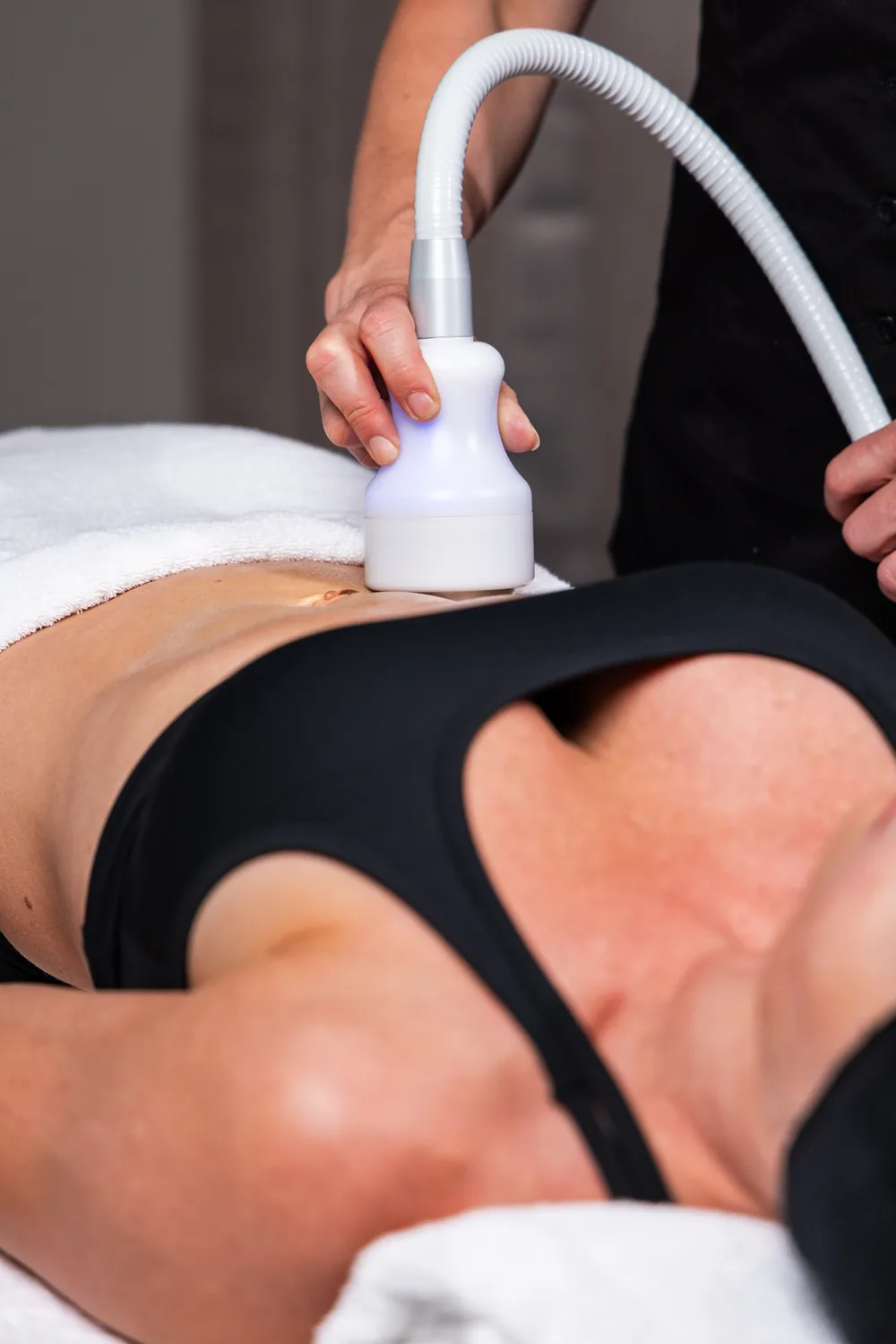 Cryo T-Shock-handstycke mot magen under en fettfrysningsbehandling